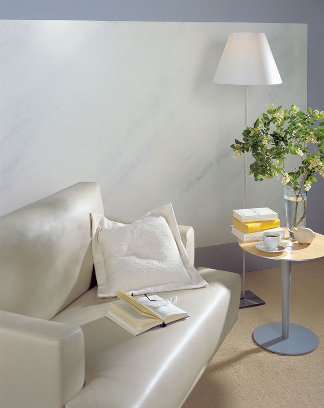 Modernes Wohnzimmer mit Ledersofa und dekorativer Wand