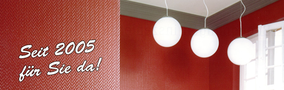 Rote Wand und Decke mit drei Hängeleuchten