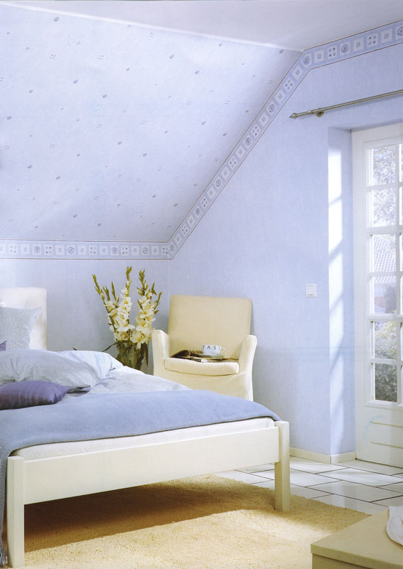 Schlafzimmer in zartem Lila mit Stuckdekoration