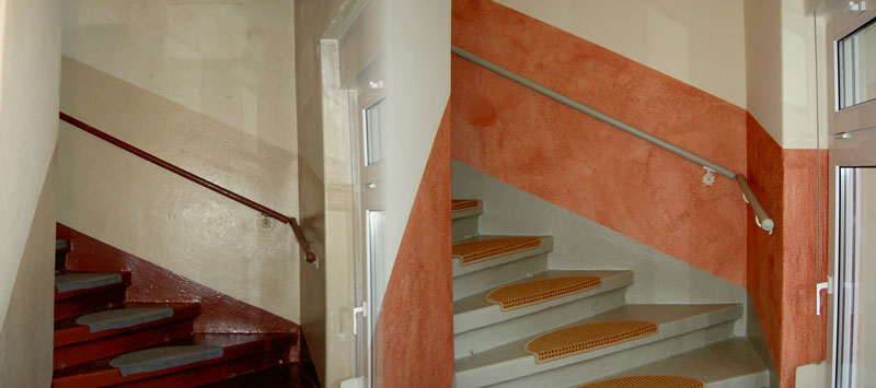 Treppenhaus mit zwei Wandgestaltungs-Varianten