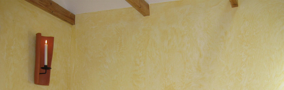 Gelbe Wandgestaltung mit Holzdecke und Wandbeleuchtung